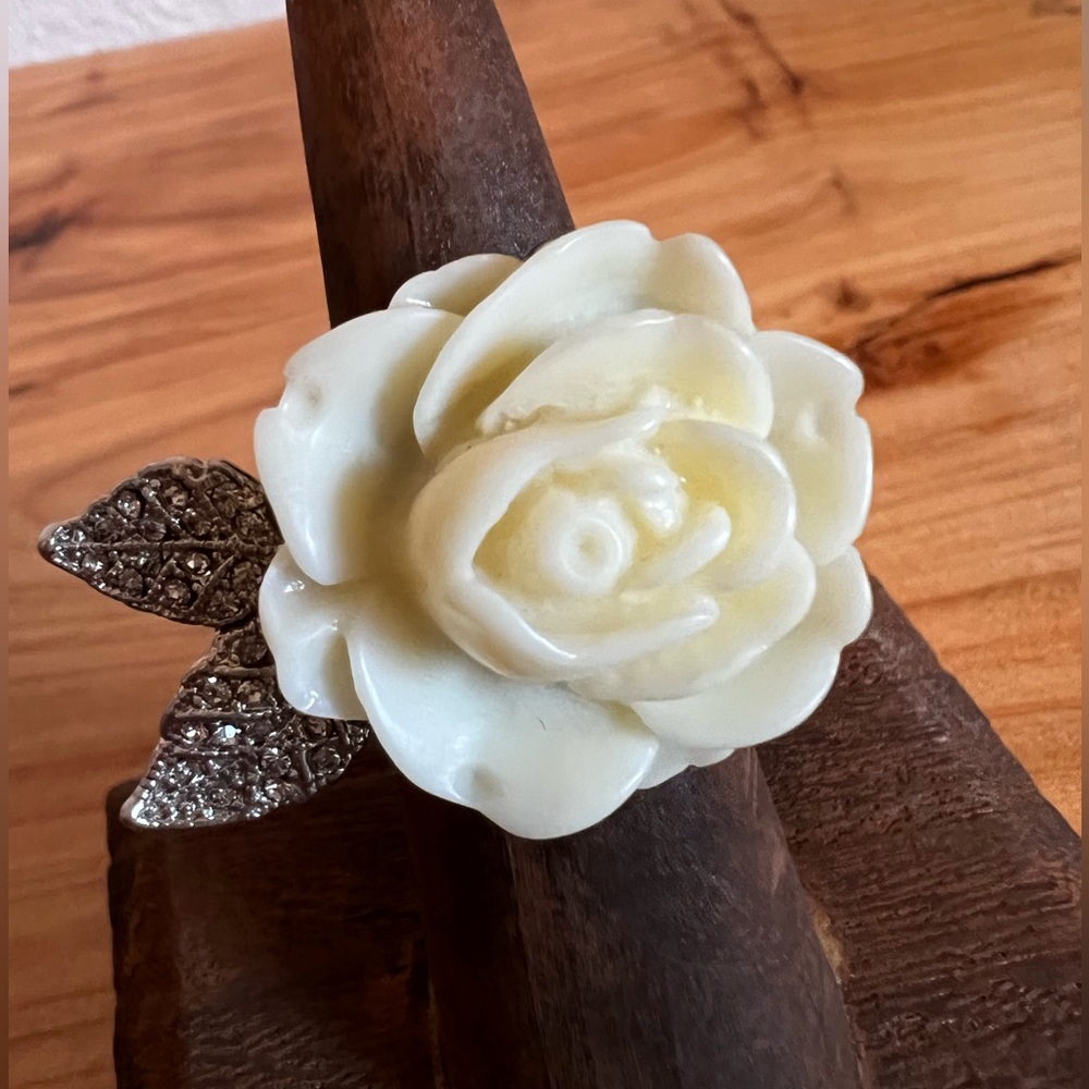 🌹Beautiful Ivory Rose Ring W/ Jewelled Leaves